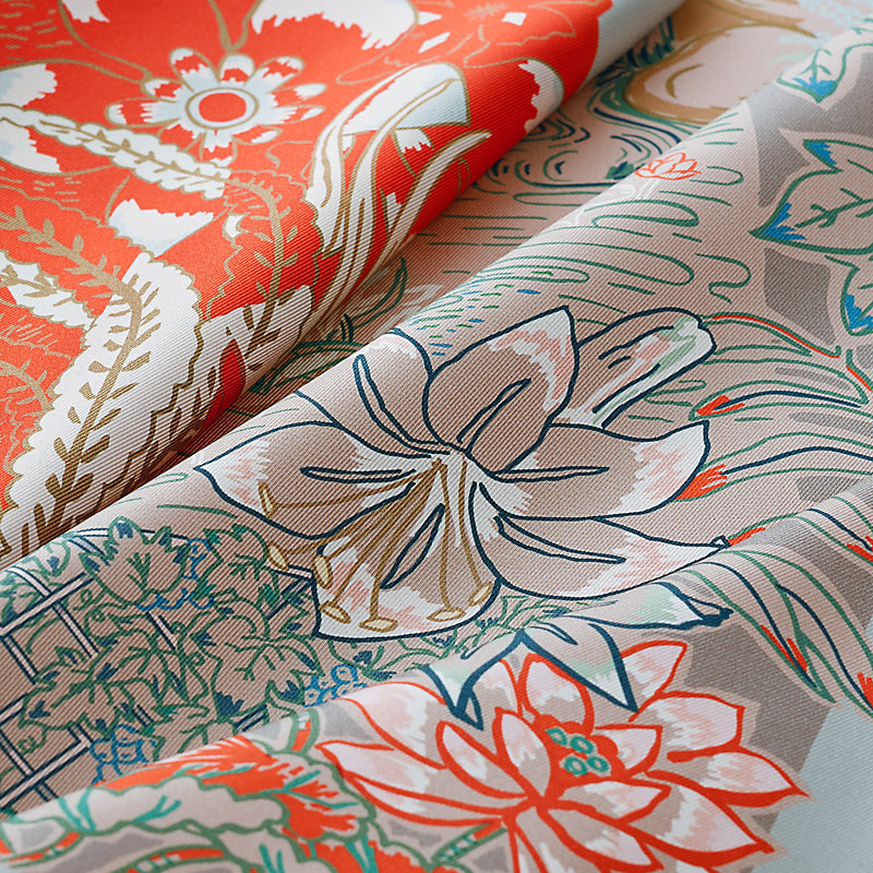 華麗に重なる美 HERMES Mille Feuilles de Soie スカーフ Mille Feuilles de Soie double face scarf 90 | Hermès
